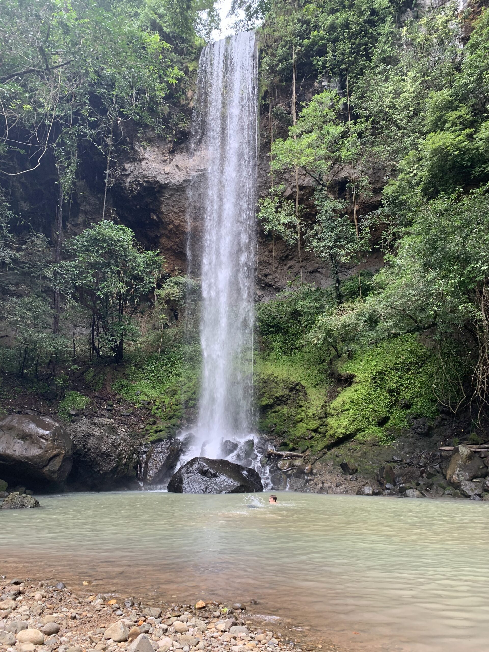 la-poma-waterfall-places-to-visit-in-panama La Poma Waterfall surrounded by lush jungle, one of the hidden places to visit in Panama near Istmo Retreat